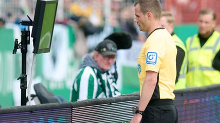 Robin Braun war Anfang Februar der erste Schiedsrichter mit einer Durchsage im deutschen Profifußball.