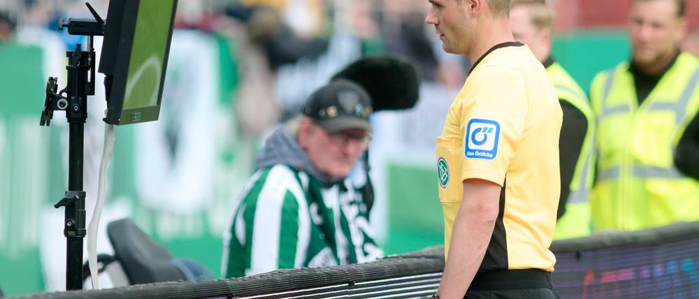 Robin Braun war Anfang Februar der erste Schiedsrichter mit einer Durchsage im deutschen Profifußball.