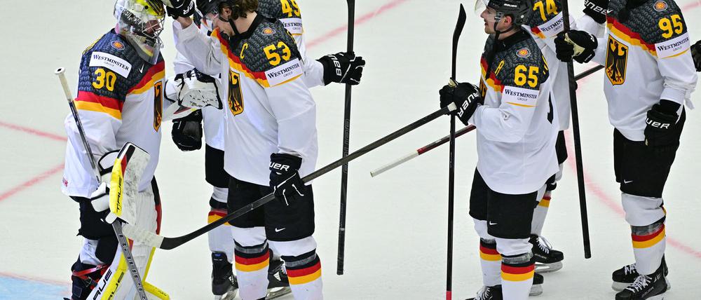 NHL-Torhüter Philipp Grubauer (l) ärgert sich sehr über das Eis in der Messehalle von Herning.