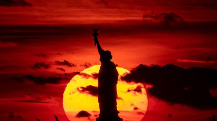 Sonnenuntergang hinter der Freiheitsstatue. (Archivbild)