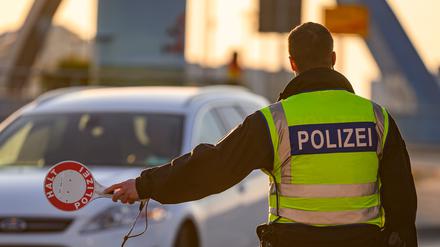 Beamte der Bundespolizei stehen am frühen Morgen bei der Einreisekontrolle am deutsch-polnischen Grenzübergang Stadtbrücke.