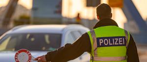 Beamte der Bundespolizei stehen am frühen Morgen bei der Einreisekontrolle am deutsch-polnischen Grenzübergang Stadtbrücke.
