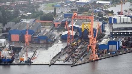 Behördenschiffe und Fähren dürfen künftig auf einer Werft im ostfriesischen Emden abgewrackt und recycelt werden. (Archivbild)