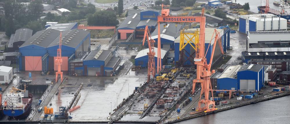 Behördenschiffe und Fähren dürfen künftig auf einer Werft im ostfriesischen Emden abgewrackt und recycelt werden. (Archivbild)
