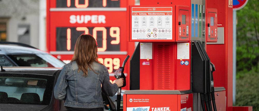 Tanken ist im April billiger geworden. (Symbolbild)