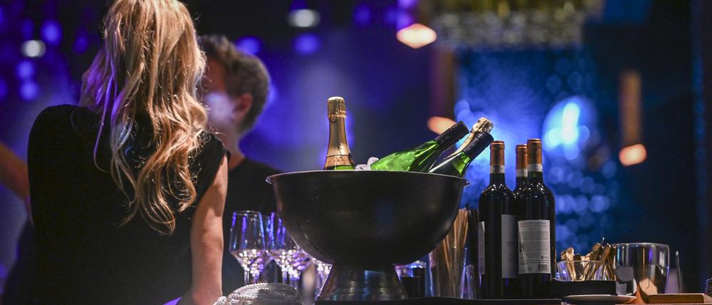 Bei Feiern und im Nachtleben gehört für viele Alkohol einfach dazu. Er kann euphorisieren und enthemmen - und er wirkt bei Frauen schneller als bei Männern.