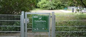 Eingang zum neuen Hundeauslaufgebiet am Kleistpark in Berlin-Schöneberg.