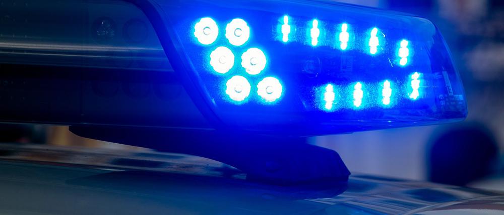 Einsatzkräfte der Polizei nahmen drei mutmaßliche Täter fest. (Symbolbild)