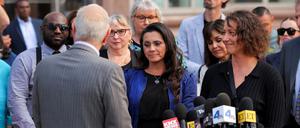 Verteidiger Mark Geragos spricht zu Familienmitgliedern von Erik und Lyle Menendez in Los Angeles am 13. Mai.