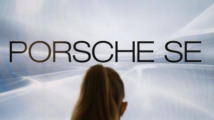 Die VW-Dachgesellschaft Porsche SE ist mit einem Milliardenverlust ins Jahr gestartet. (Archivbild)