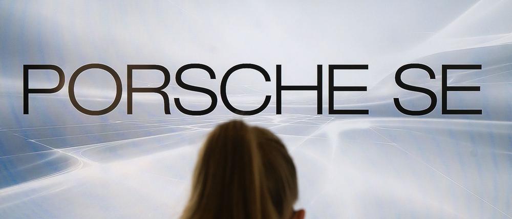 Die VW-Dachgesellschaft Porsche SE ist mit einem Milliardenverlust ins Jahr gestartet. (Archivbild)
