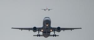 Ein Airbus 320 startet während dahinter ein Airbus 319  im Landeanflug ist. 