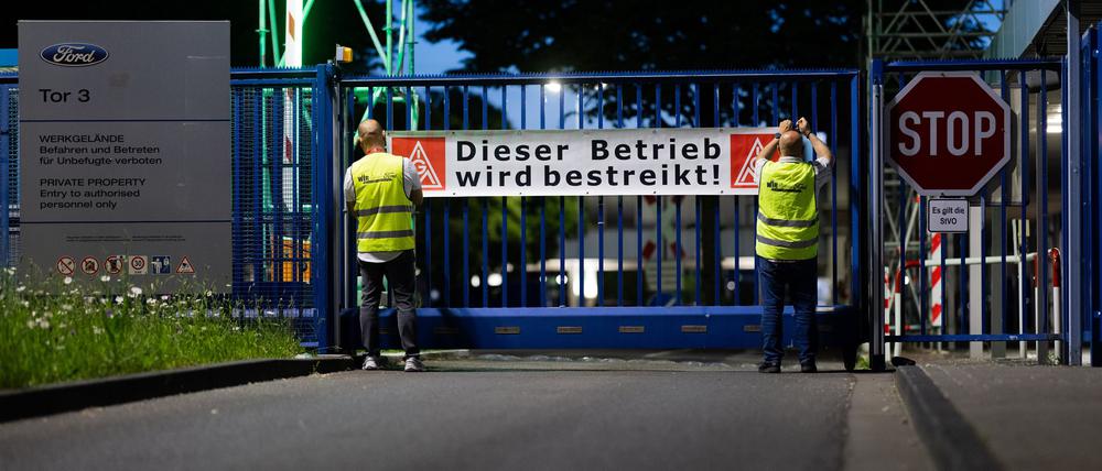 Es ist nicht zu übersehen: Die Kölner Ford-Werke werden bestreikt.