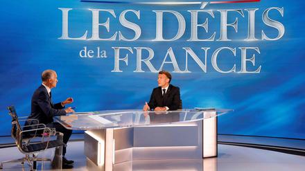 Emmanuel Macron mit dem Journalisten  Gilles Bouleau (l.) im TV-Studio.