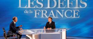 Emmanuel Macron mit dem Journalisten  Gilles Bouleau (l.) im TV-Studio.