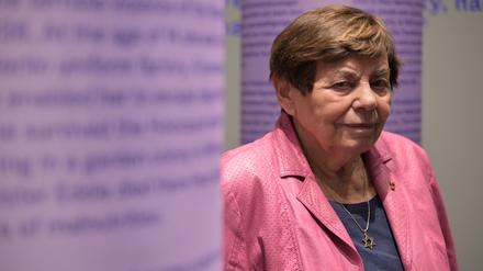 Die Holocaust-Überlebende Ruth Winkelmann, 96 Jahre alt, steht lächelnd in der Ausstellung „In Echt? - Virtuelle Begegnung mit NS-Zeitzeug:innen“.