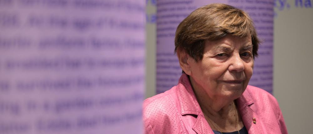 Die Holocaust-Überlebende Ruth Winkelmann, 96 Jahre alt, steht lächelnd in der Ausstellung „In Echt? - Virtuelle Begegnung mit NS-Zeitzeug:innen“.