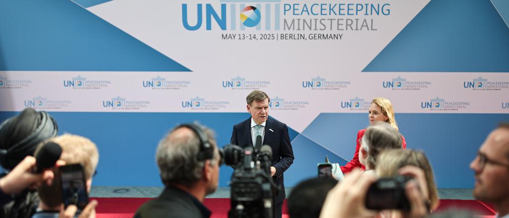 Johann Wadephul (M, CDU), Außenminister, spricht auf der UN-Veranstaltung in Berlin.