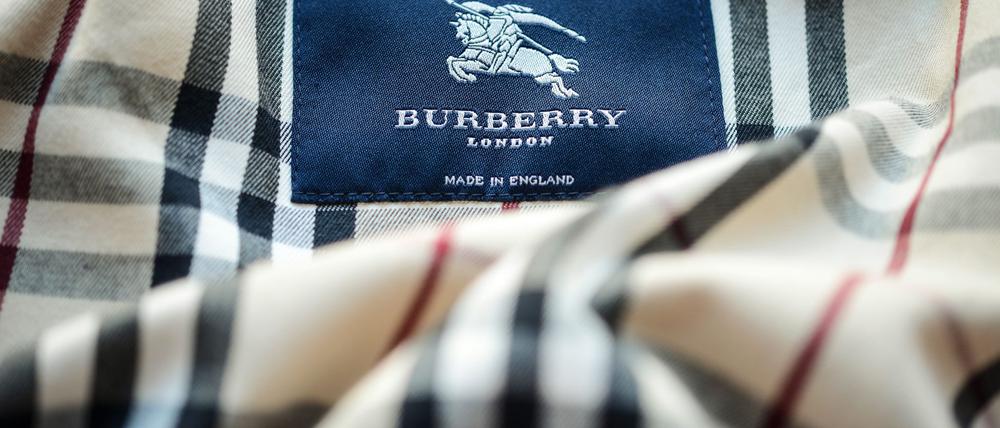 Burberry wurde 1856 in England gegründet und ist unter anderem für seine Trenchcoats, karierten Schals und andere Luxusartikel bekannt. (Archivbild)