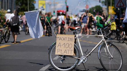 Fahrraddemonstration zum Anti-Autobahn-Aktionswochenende unter dem Motto „A100 stoppen“.