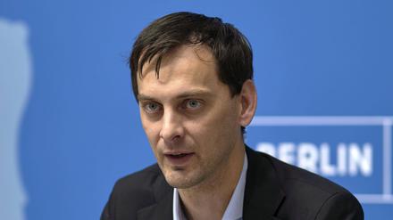 Martin Hinkel Bezirksbürgermeister von Neukölln bei einrr Pressekonferenz. 