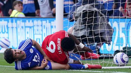 Forest-Stürmer Awoniyi (r) verletzte sich im Spiel gegen Leicester City, als er gegen den Pfosten prallte.