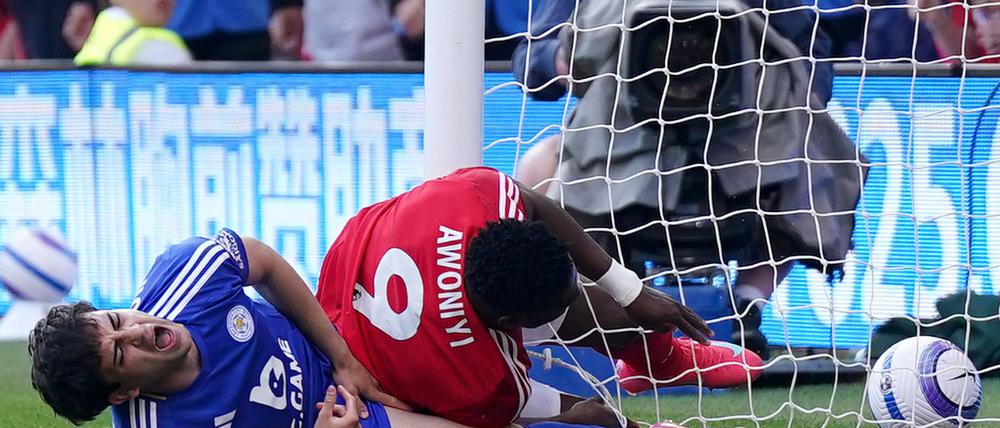 Forest-Stürmer Awoniyi (r) verletzte sich im Spiel gegen Leicester City, als er gegen den Pfosten prallte.