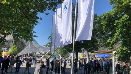 Aktionäre auf dem Weg zur BMW-Hauptversammlung, die zum ersten Mal seit fünf Jahren wieder in Präsenz stattfindet. 