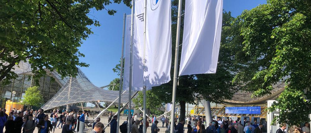 Aktionäre auf dem Weg zur BMW-Hauptversammlung, die zum ersten Mal seit fünf Jahren wieder in Präsenz stattfindet.
