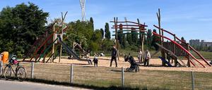Ein Spielplatz im Mauerpark. Umfrage um das Jahn-Stadion herum, ob die Menschen Sorge vor Asbest haben, der beim Abriss des Stadions entdeckt wurde.