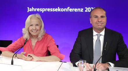 Catherine von Fürstenberg-Dussmann, Vorsitzende des Stiftungsrat der Dussmann Group, und Wolf-Dieter Adlhoch, Vorstandsvorsitzender der Dussmann Group, auf der Jahrespressekonferenz der Dussmann Group in Berlin.