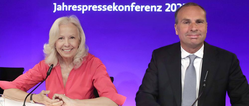 Catherine von Fürstenberg-Dussmann, Vorsitzende des Stiftungsrat der Dussmann Group, und Wolf-Dieter Adlhoch, Vorstandsvorsitzender der Dussmann Group, auf der Jahrespressekonferenz der Dussmann Group in Berlin.