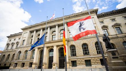 Die Flaggen am Abgeordnetenhaus von Berlin wehen auf halbmast. (Archivbild)