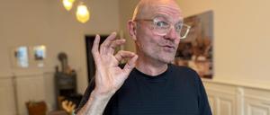 Olaf Tischmann (60) ist der erste gehörlose Lehrer Deutschlands. Der Berliner erhält am Donnerstag, 15. Mai 2025, das Bundesverdienstkreuz am Bande. Er hat sich für die Einführung der Gebärdensprache stark gemacht.
