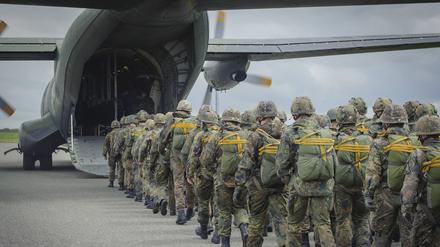Fallschirmspringer der Bundeswehr und rund 80 ausländische Springer steigen in ein Flugzeug (Symbolbild).