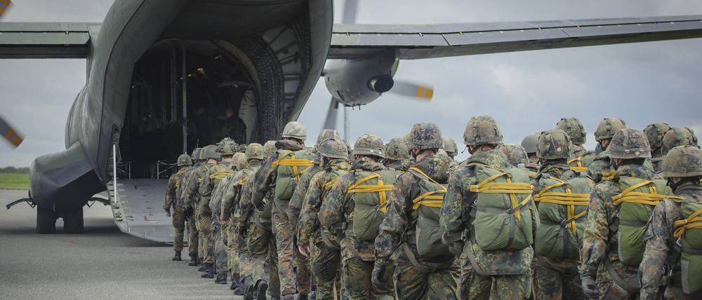 Fallschirmspringer der Bundeswehr und rund 80 ausländische Springer steigen in ein Flugzeug (Symbolbild).