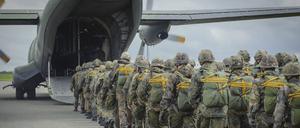 Fallschirmspringer der Bundeswehr und rund 80 ausländische Springer steigen in ein Flugzeug (Symbolbild).