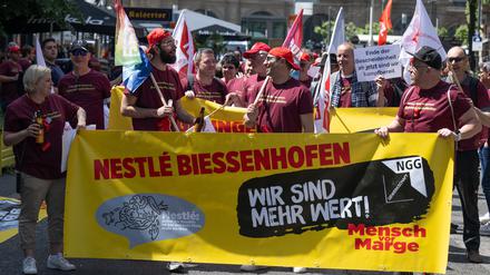 Nestlé-Beschäftigte kämpfen um ihre Jobs. 