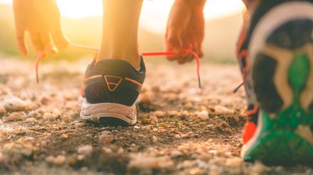 Schuhe an und los – das empfehlen fast alle Mediziner.