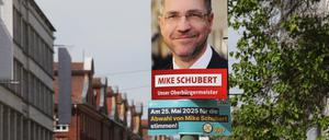 Plakate zum Abwahlbegehren rund um den Potsdamer Oberbürgermeister Mike Schubert (SPD).