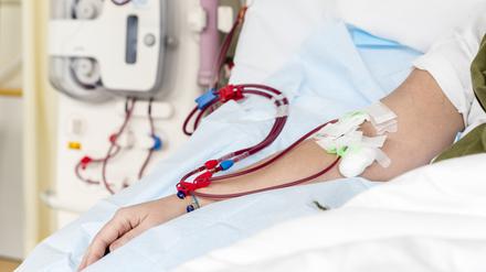 Mit sogenannten Immunadsorptionen lassen sich die Autoantikörper entfernen, was bei vielen Erkrankten zu einer vorübergehenden Besserung führt. 