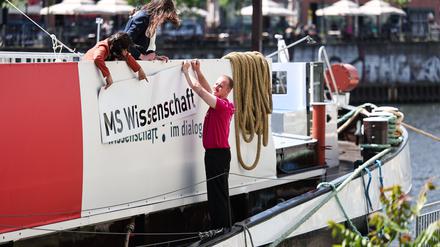 Von Berlin aus soll das Schiff rund 30 Städte ansteuern.