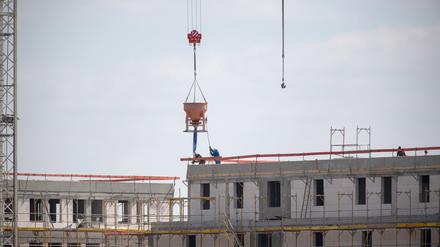 Bauarbeiter arbeiten auf einer Baustelle (Symbolbild).