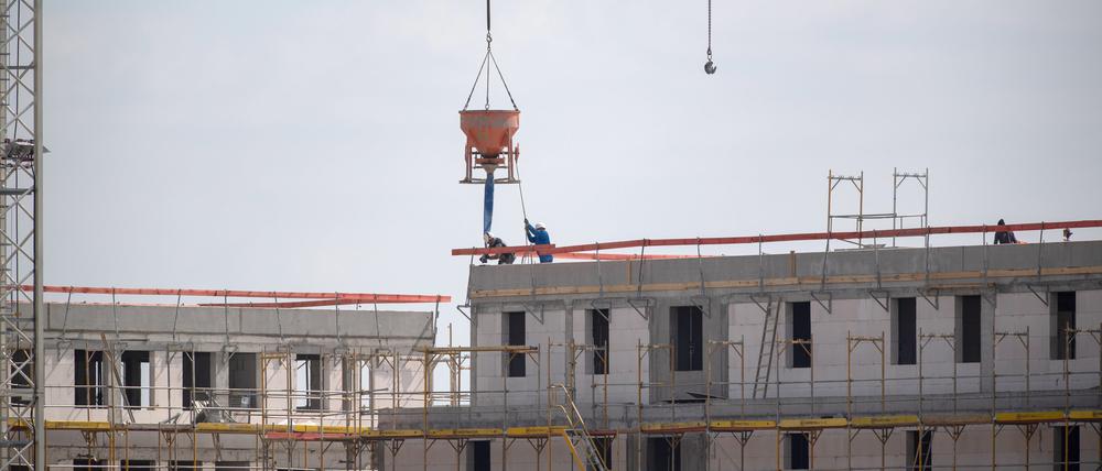 Bauarbeiter arbeiten auf einer Baustelle (Symbolbild).