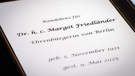 Im Roten Rathaus ist ein Kondolenzbuch nach dem Tod der Berliner Ehrenbürgerin und Holocaust-Zeitzeugin Margot Friedländer ausgelegt worden. 