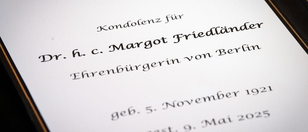 Im Roten Rathaus ist ein Kondolenzbuch nach dem Tod der Berliner Ehrenbürgerin und Holocaust-Zeitzeugin Margot Friedländer ausgelegt worden. 