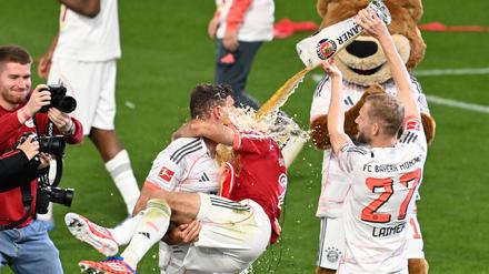 Feierlaune nach der Meisterschaft: Heidenheims Trainer Schmidt glaubt nicht, dass die Ibiza-Reise des FC Bayern für eine Wettbewerbsverzerrung sorgen könnte.