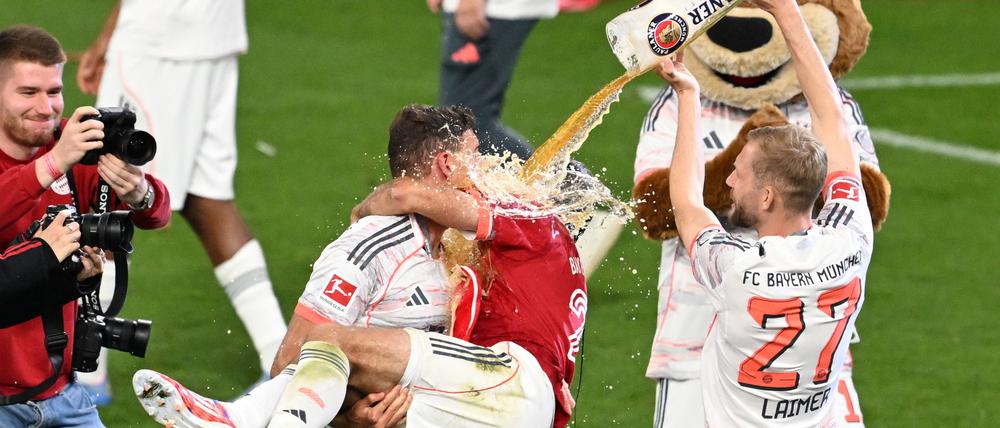 Feierlaune nach der Meisterschaft: Heidenheims Trainer Schmidt glaubt nicht, dass die Ibiza-Reise des FC Bayern für eine Wettbewerbsverzerrung sorgen könnte.
