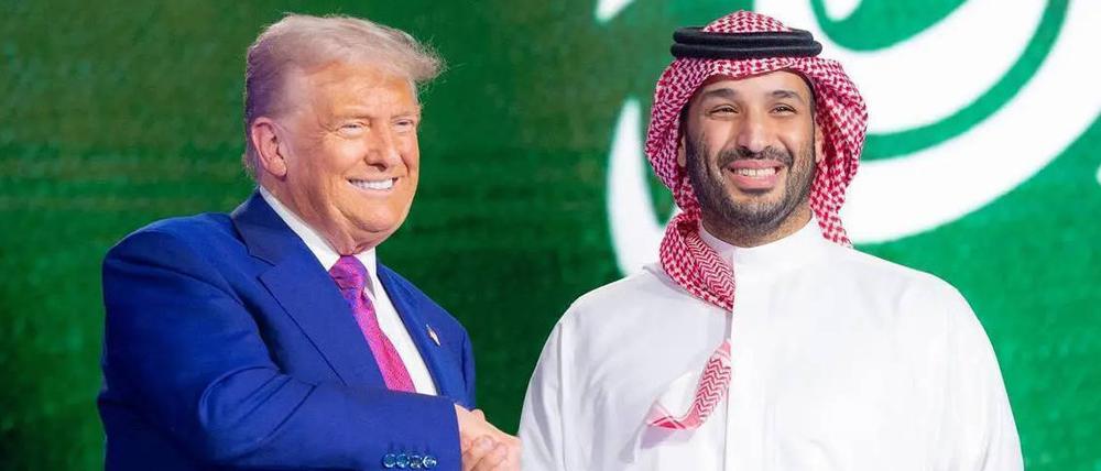 Der saudische Kronprinz Mohammed bin Salman und US-Präsident Donald Trump geben sich die Hände (Symbolbild).