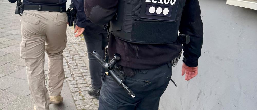 Zollfahnder und Polizei sind bei einer Durchsuchung gegen mutmaßliche Tabak-Schmuggler im Einsatz.